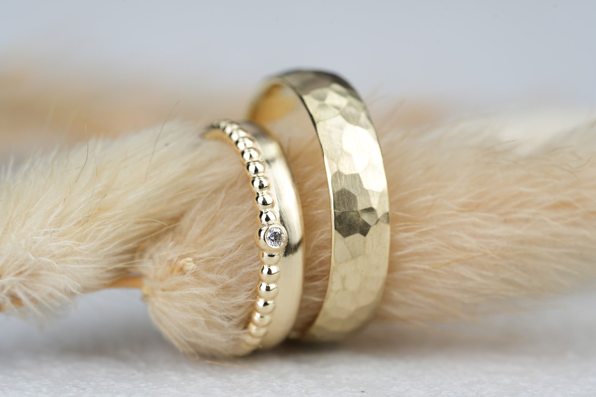 gehaemmerter Herren Ehering in Gold mit Damen Ehering in Gelbgold