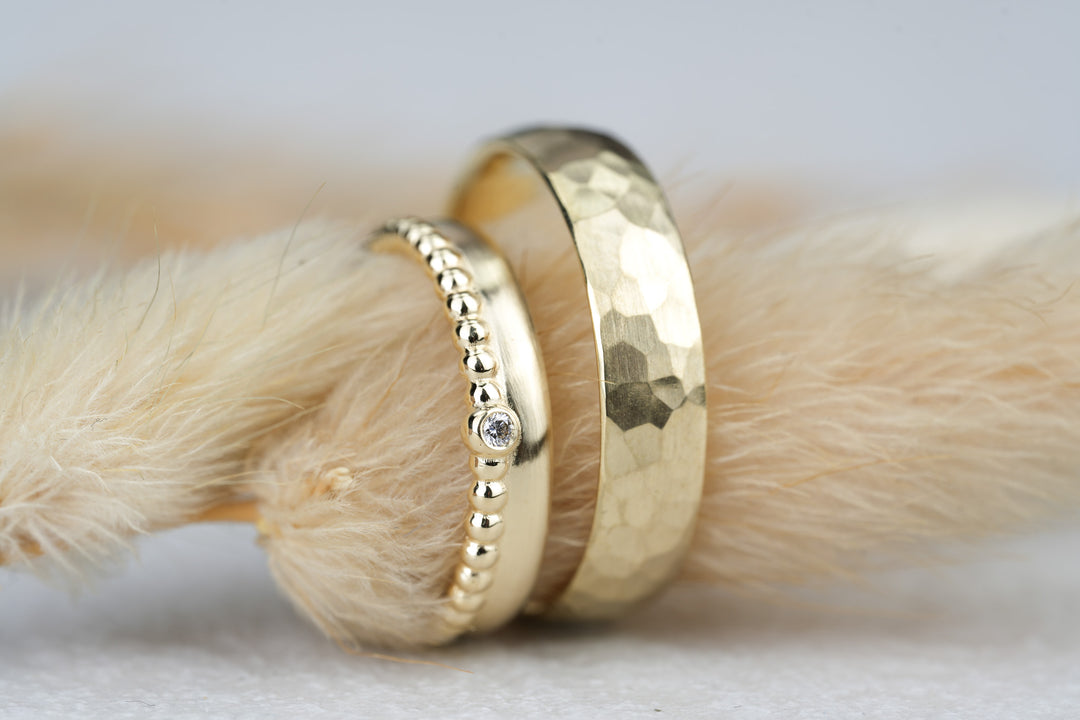 gehaemmerter Herren Ehering in Gold mit Damen Ehering in Gelbgold