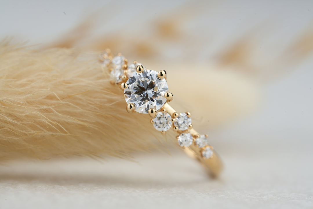 glaenzender Verlobungsring mit Steinen in Gold