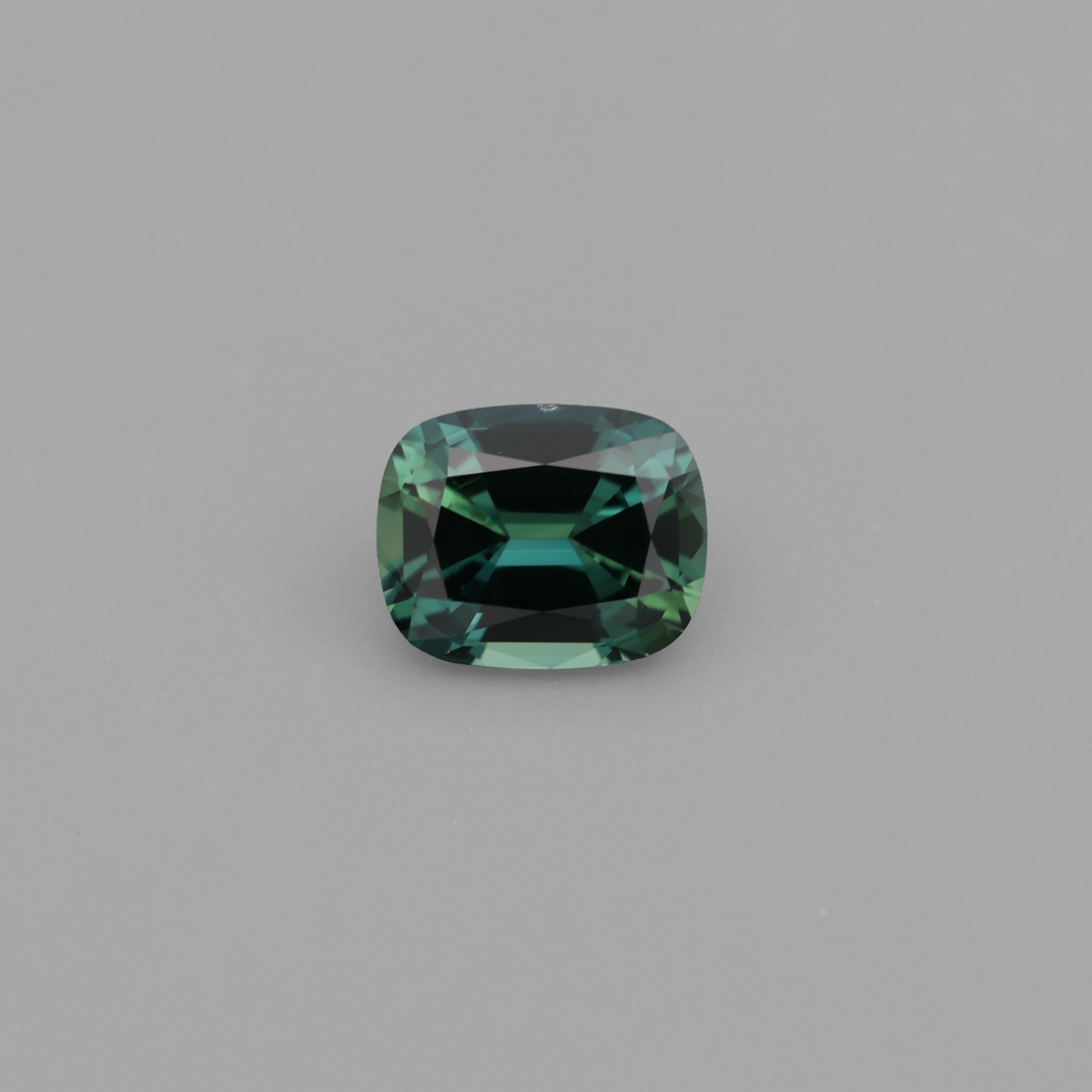 gruen blauer Saphir in Cushion Schliff fuer individuellen Verlobungsring