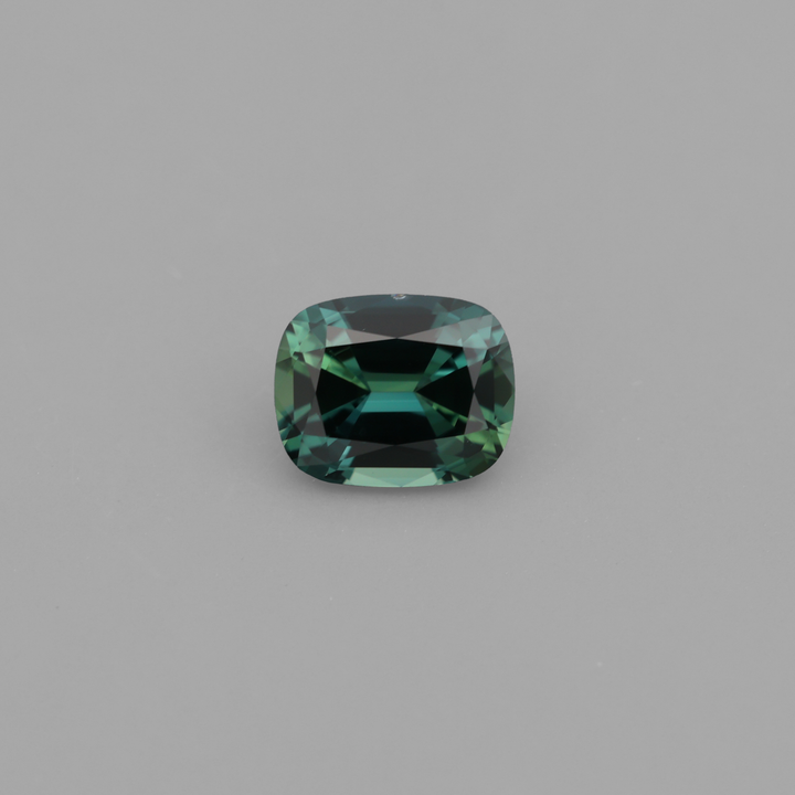 gruen blauer Saphir in Cushion Schliff fuer individuellen Verlobungsring