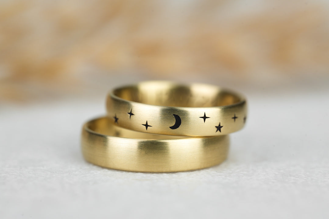 individuelle Eheringe Gold mit Gravur modern oval matt