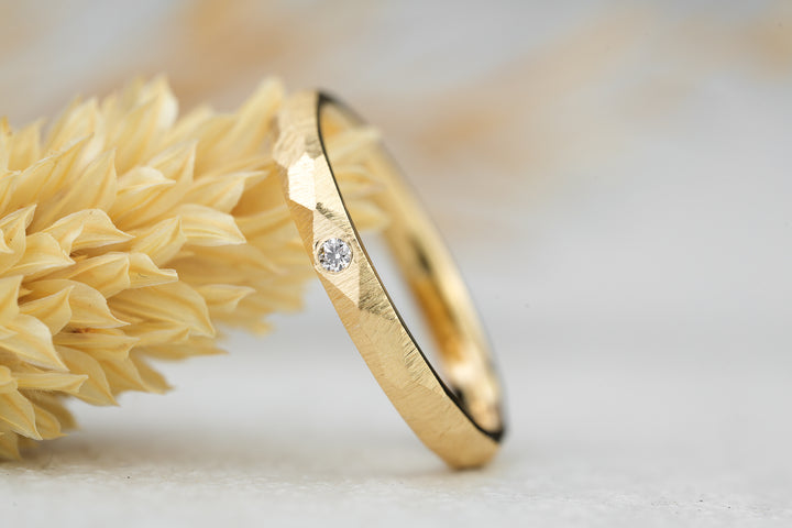 individueller Verlobungsring mit Diamant eingefasst