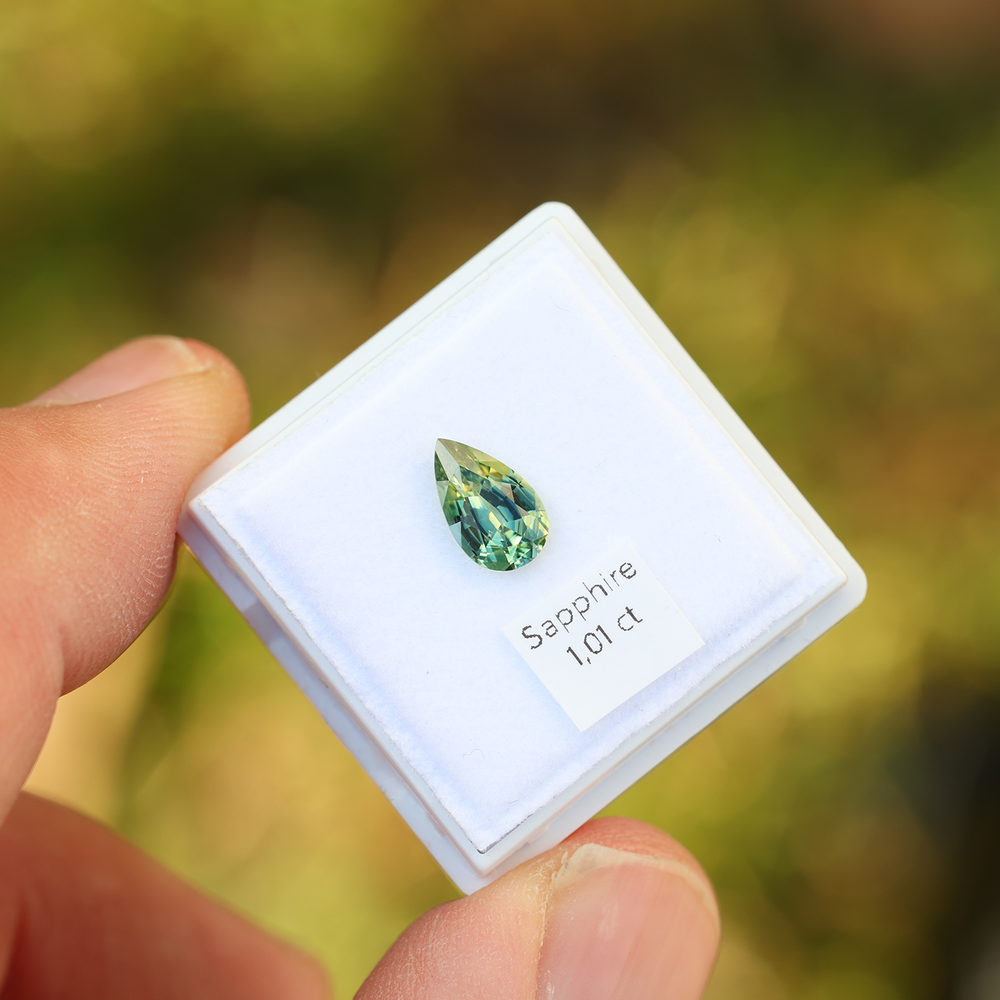 individueller Verlobungsring mit Tropfen Schliff Stein Saphir Gruen Gelb individuell