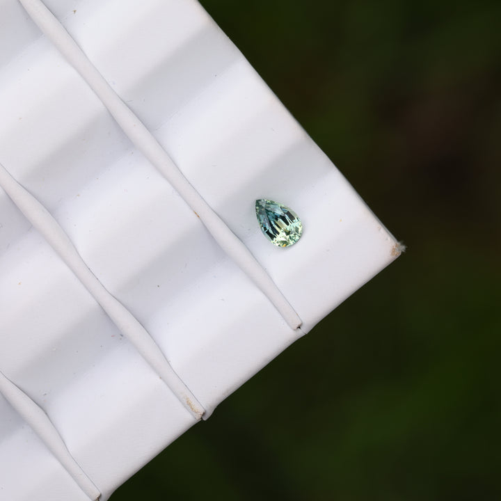 individueller Verlobungsring mit gruener Stein Tropfen Schliff