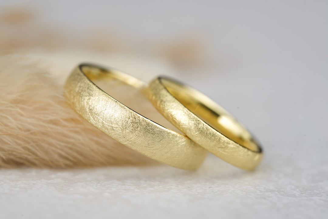 klassische Trauringe in 750 Gold Gelbgold mit Eismatter Oberflaeche