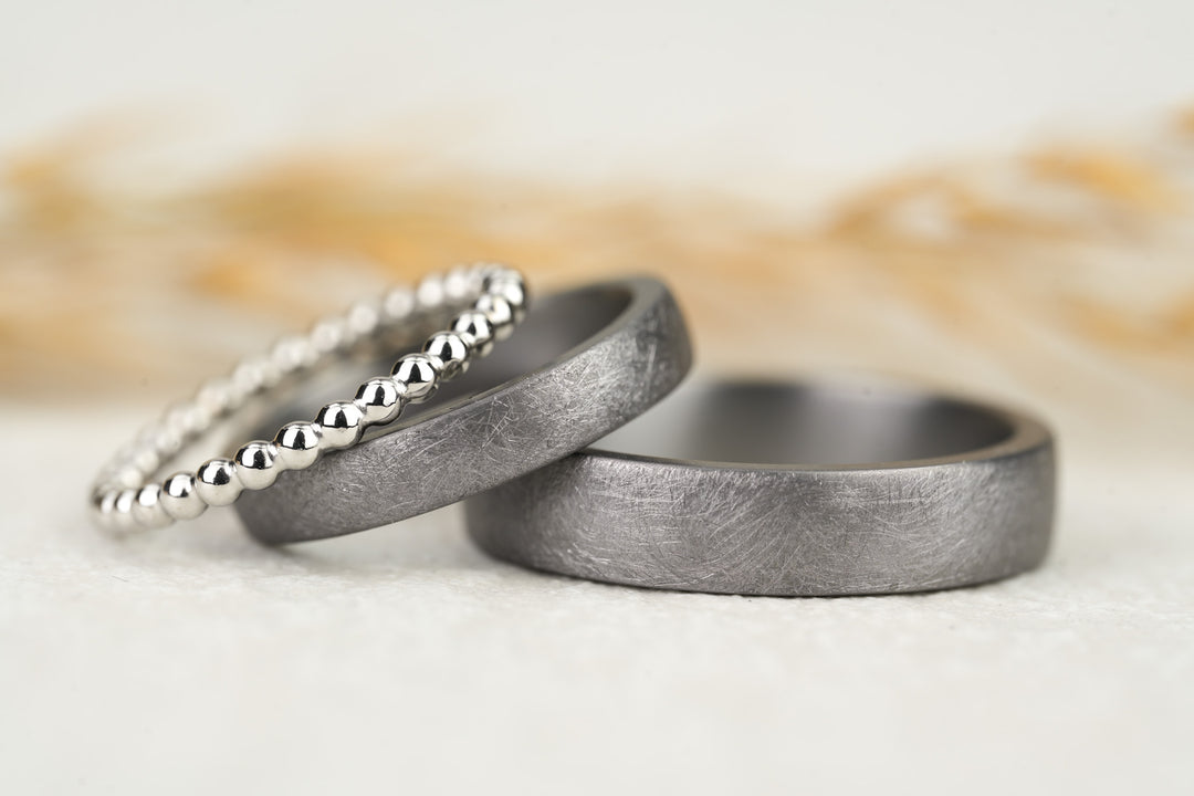 moderne Eheringe Tantal Eismatt Kratzmatt mit Vorsteckring Weissgold
