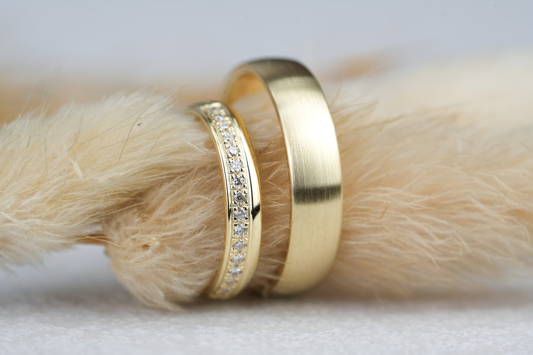 moderne Eheringe in Gold 585 mit Diamanten klassisch glaenzend matt 