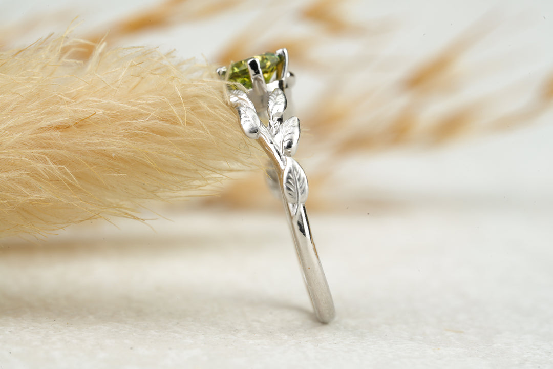 natuerlicher Verlobungsring in Weissgold mit Saphir