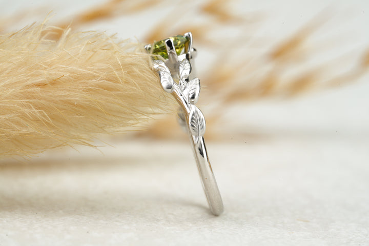 natuerlicher Verlobungsring in Weissgold mit Saphir