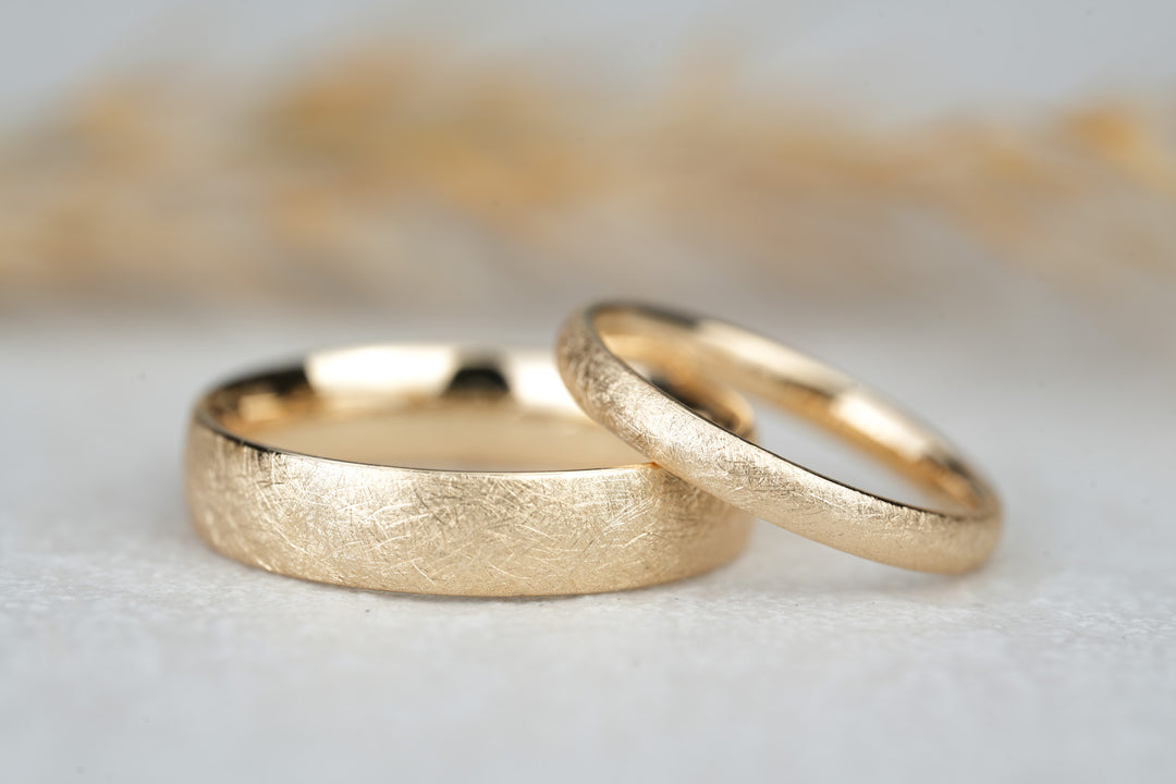 schlichte Eheringe Gold Sattgelb oval angenehme Form in Eismatt Kratzmatt