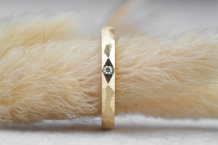 schmaler Verlobungsring in Gold Gelbgold mit Brillant