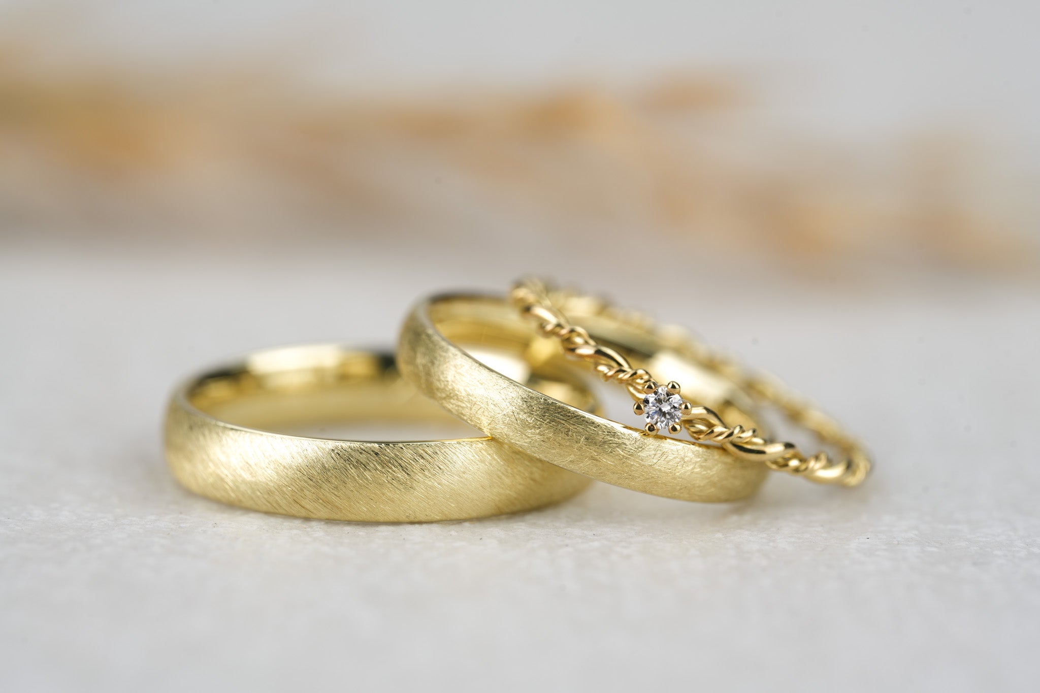 Ehering_Gold_Set_mit_Verlobungsring_filigran_Eismatt