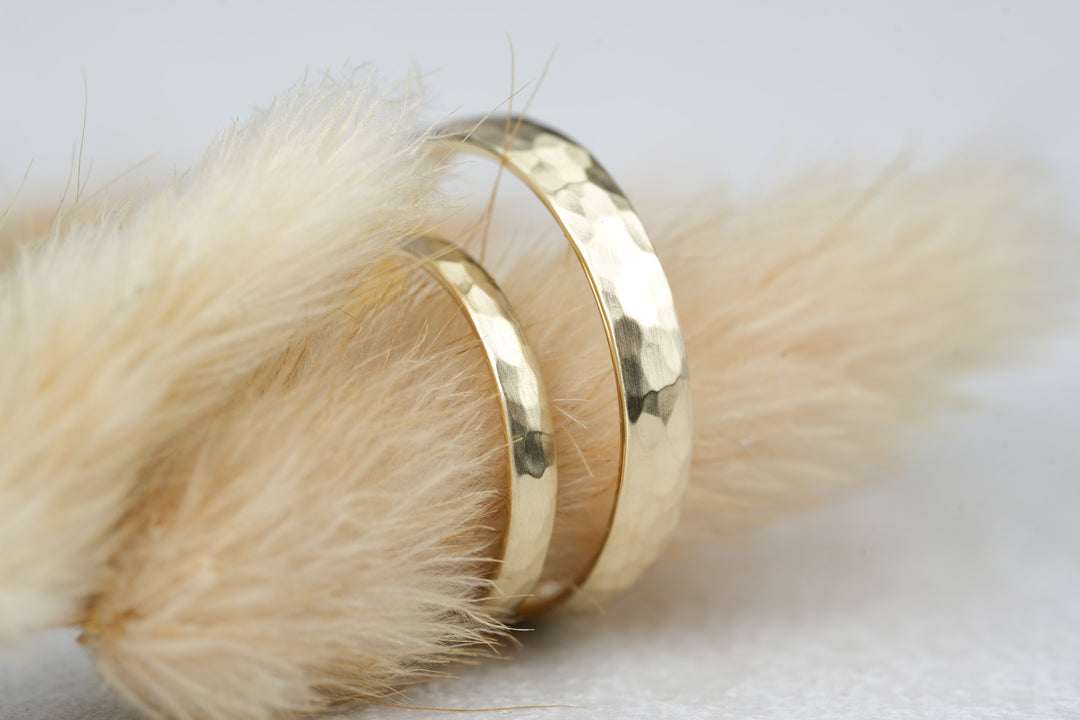 Ehering Set in Gold mit ovaler Form und Hammerschlag