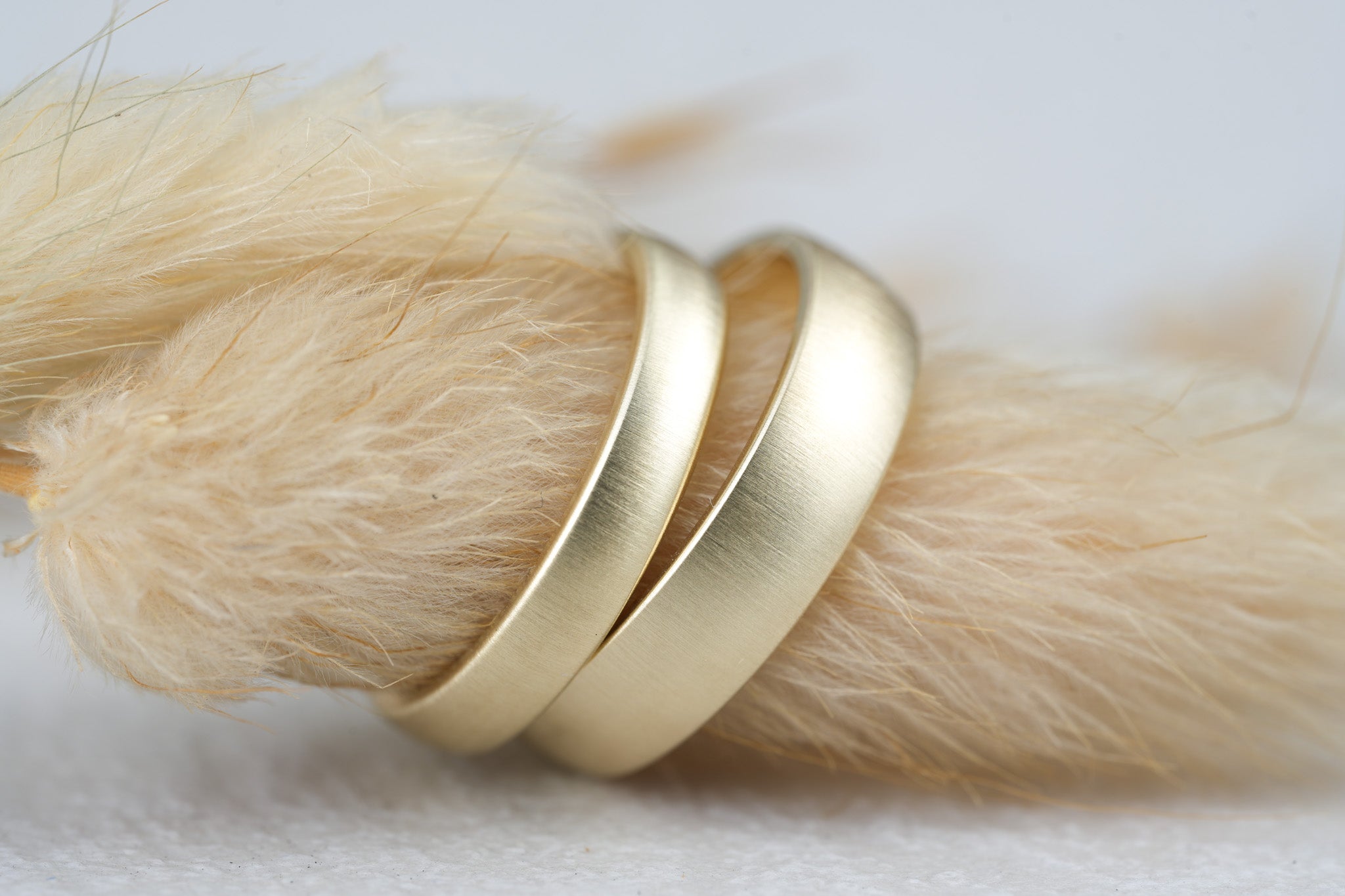 Eheringe in Gelbgold strahlen eine zeitlose Eleganz aus. Unsere Eheringe in Gelbgold aus Saarlouis sind handgefertigte Kunstwerke, die Ihre Verbundenheit auf einzigartige Weise unterstreichen.