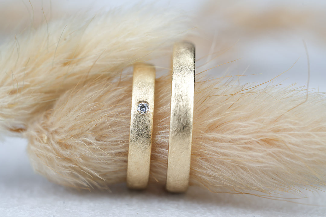 Eheringe Gold Eismatt schmal mit Diamant