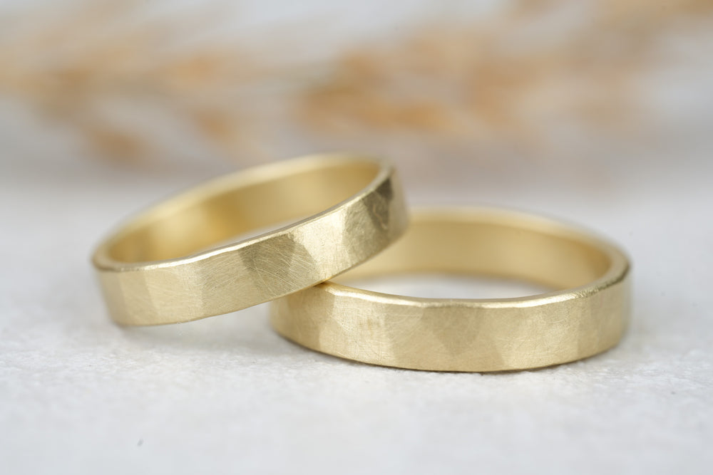 Eheringe Gold Set mit Hammerschlag Oberflaeche matt