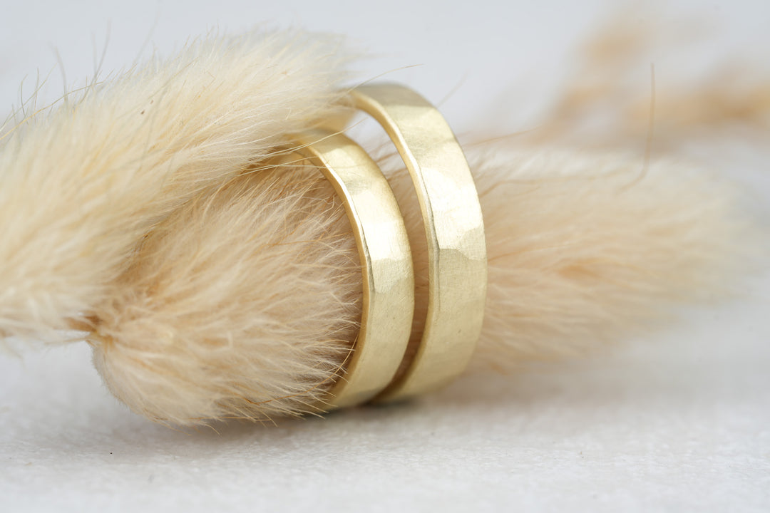 Eheringe Gold eckig matt schlicht modern Hammerschlag Handarbeit