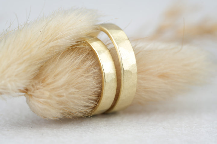 Eheringe Gold eckig matt schlicht modern Hammerschlag Handarbeit