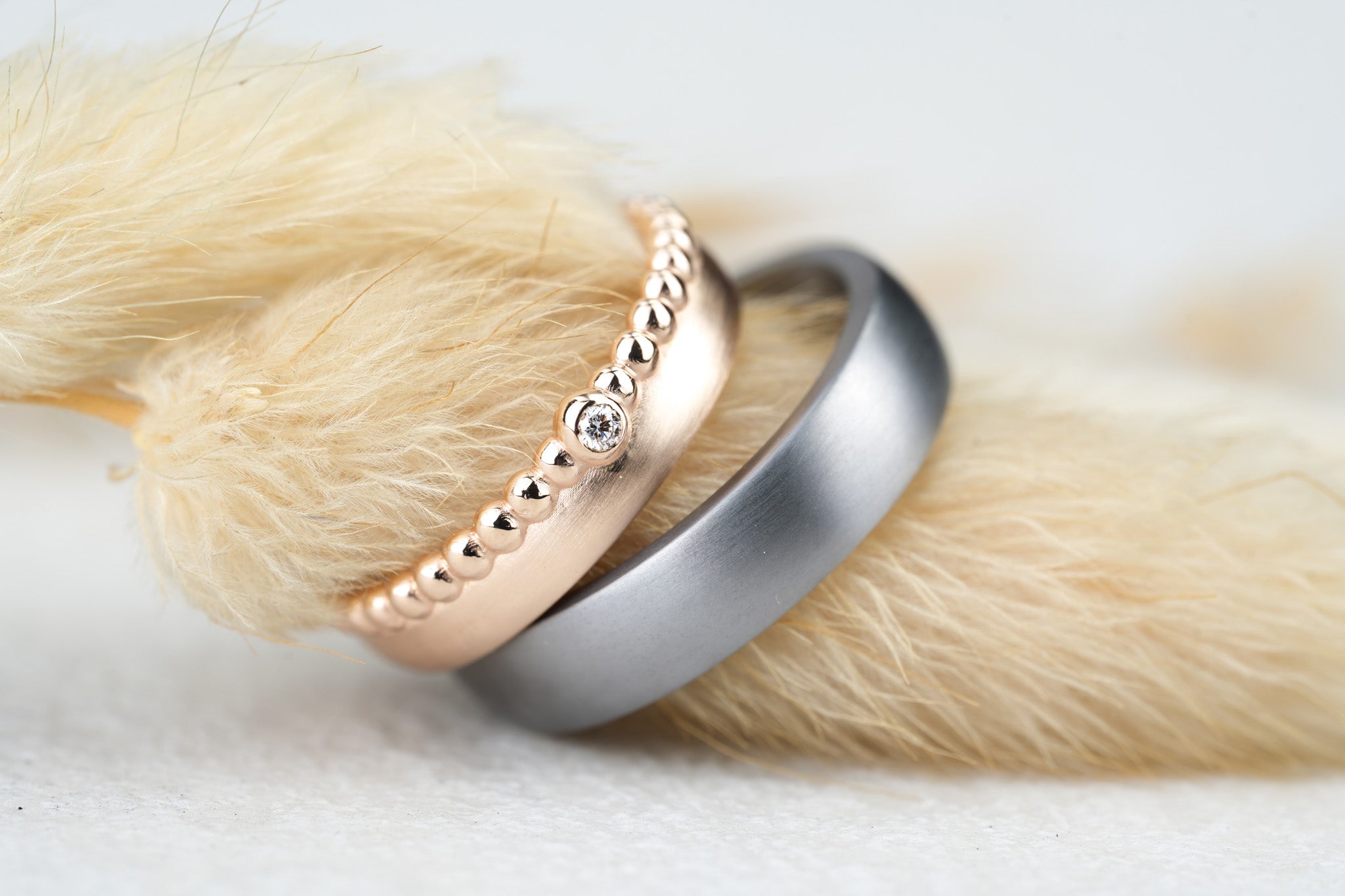 Eheringe Tantal modern matt Damenring Rosegold mit Kugeln