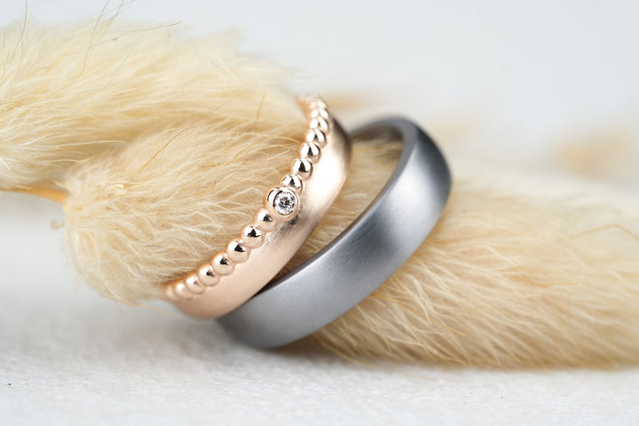 Eheringe Tantal modern matt Damenring Rosegold mit Kugeln
