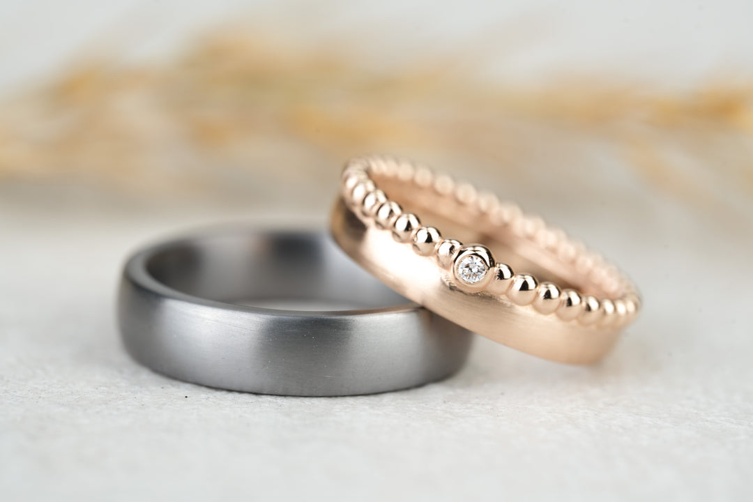 Eheringe Tantal schlich mit Rosegold Damenring und Diamant