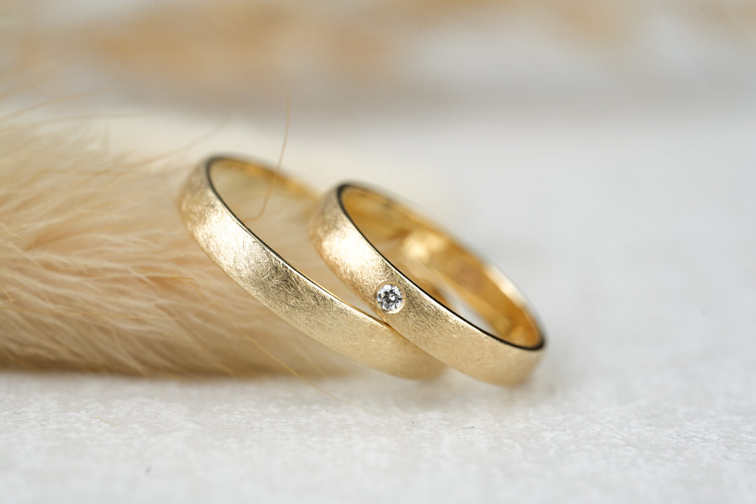 Eheringe gold guenstig mit Diamant Eismatt modern