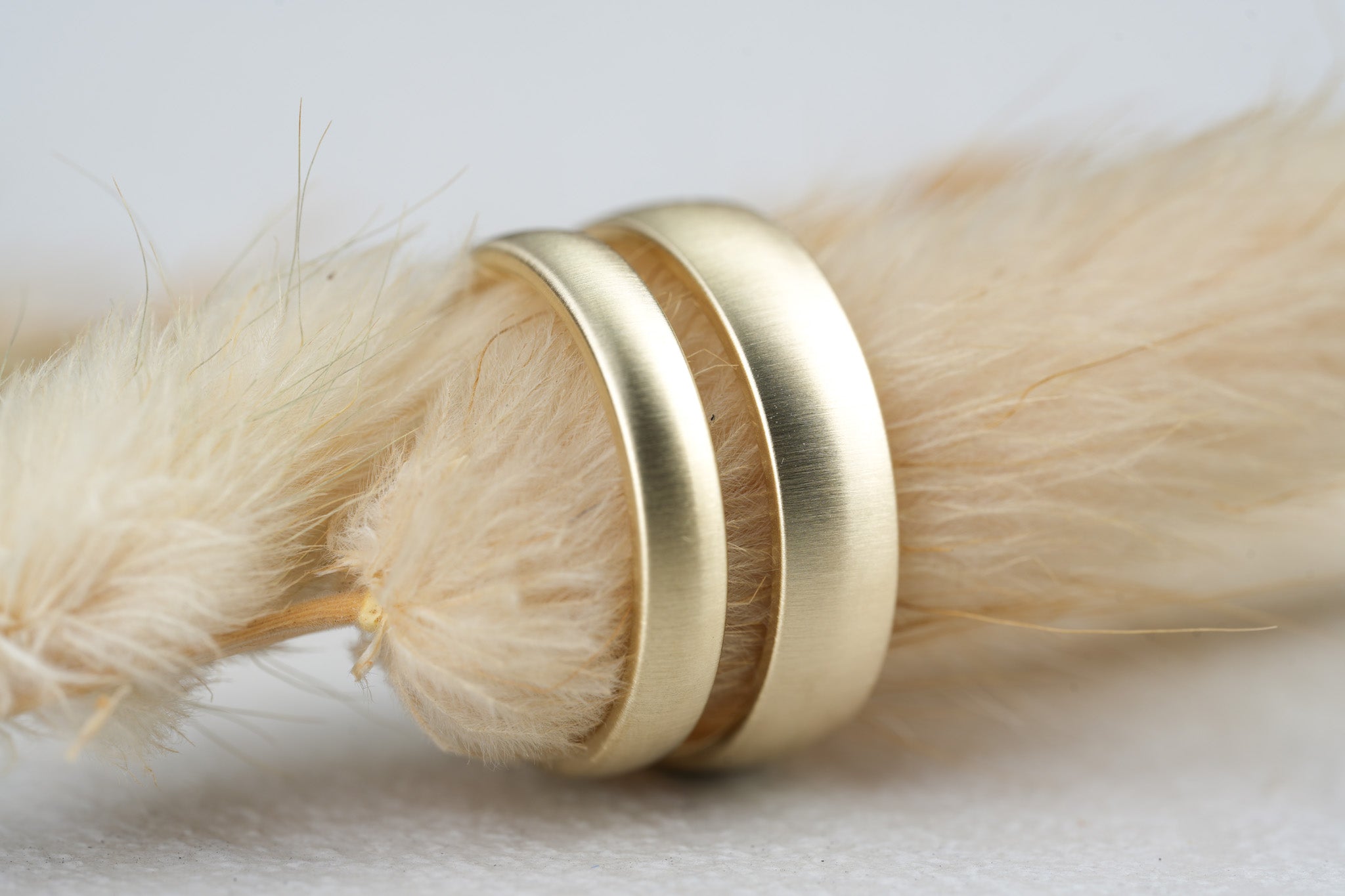 Eheringe gold modern Paar mit matter Oberflaeche angenehme Form