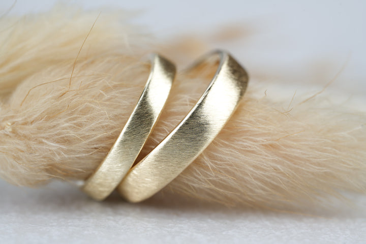 Eheringe in Gelbgold modern mit Eismatter Oberflaeche kantig angenehm