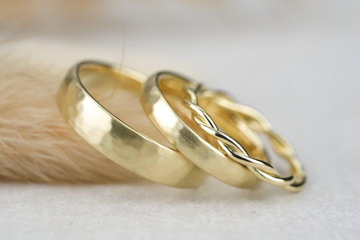 Gold Eheringe mit Verlobungsring Gold Kordelring gedreht