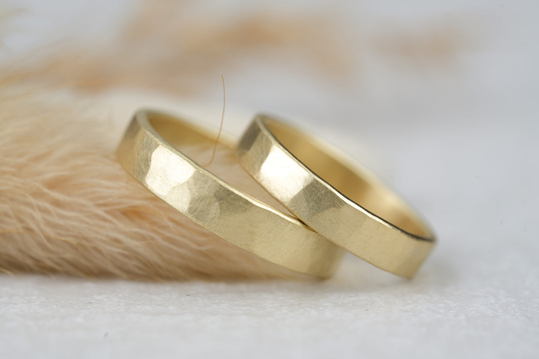 Individuell gestaltete Eheringe aus Gold
