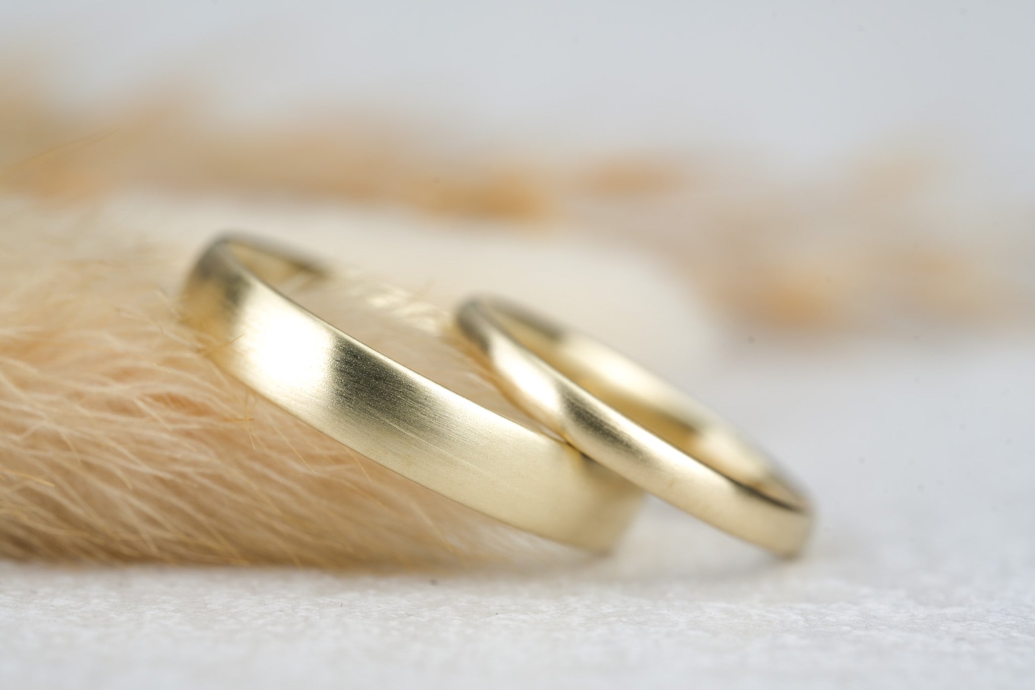 Klassische runde Trauringe aus Gold mit glatter Oberfläche
