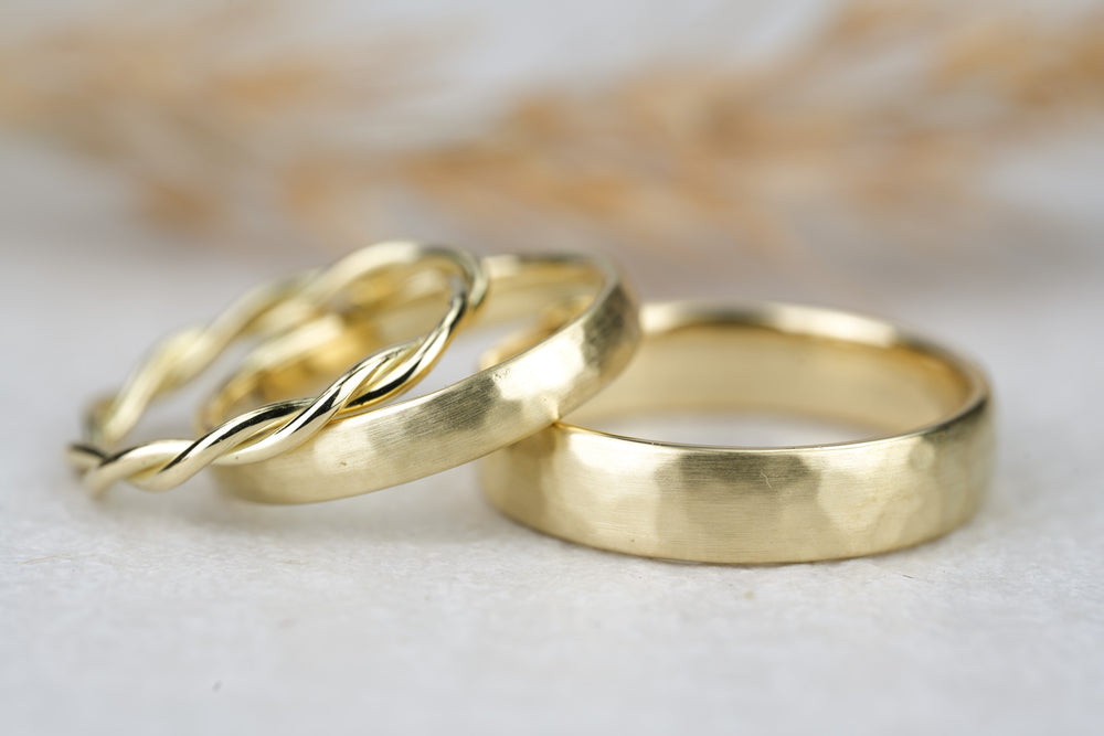 Trauringe Gelbgold als Set mit Kordelring zum beistecken