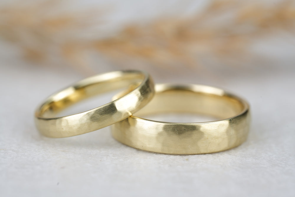 Trauringe Gelbgold gehaemmert edel modern