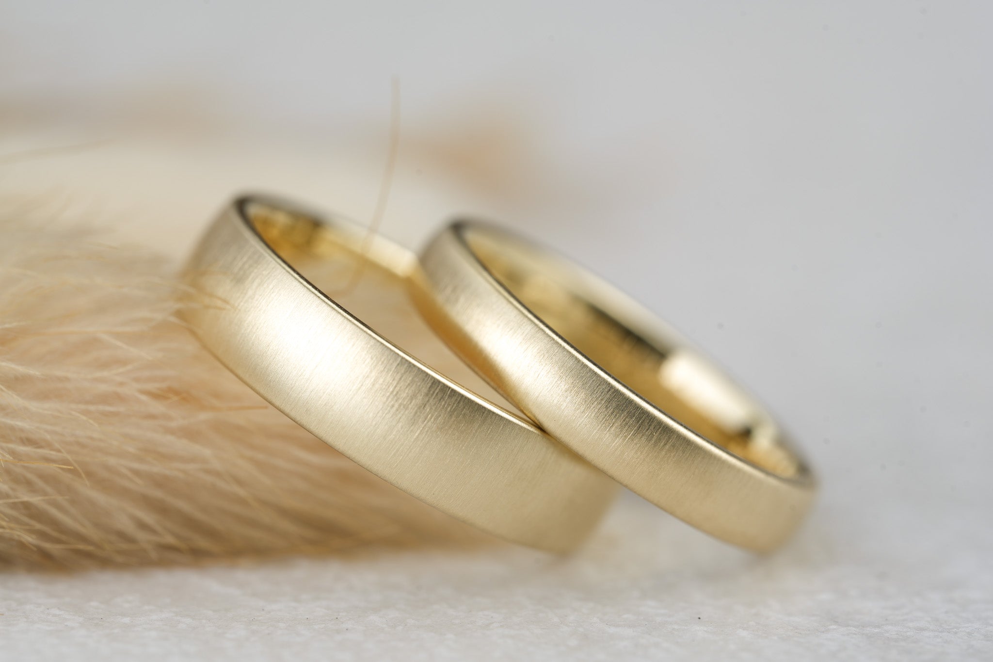 Trauringe Gold 585 modern schlicht mit besonderer matter Oberflaeche