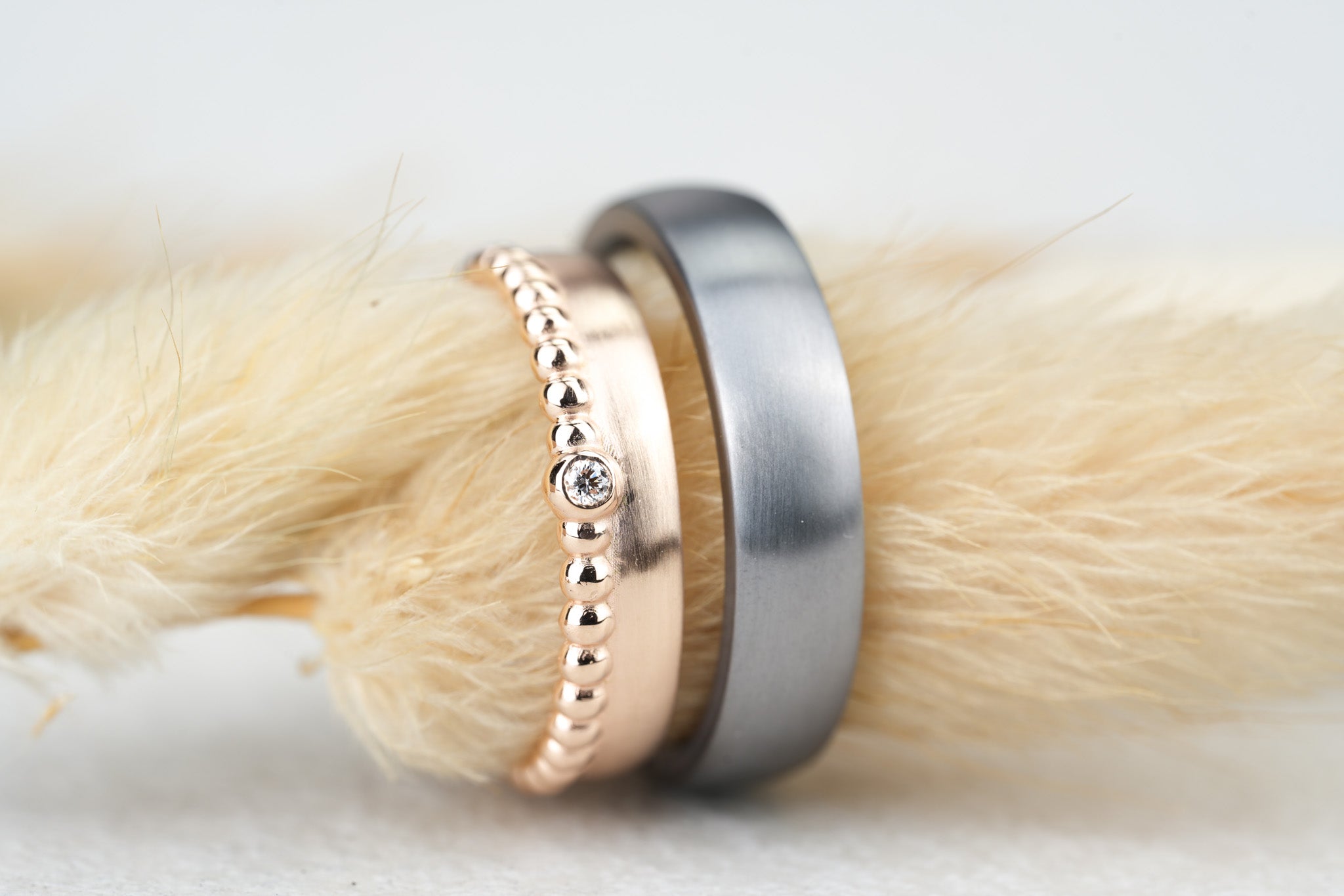Trauringe Tantal Rosegold matt filigran Perlenring