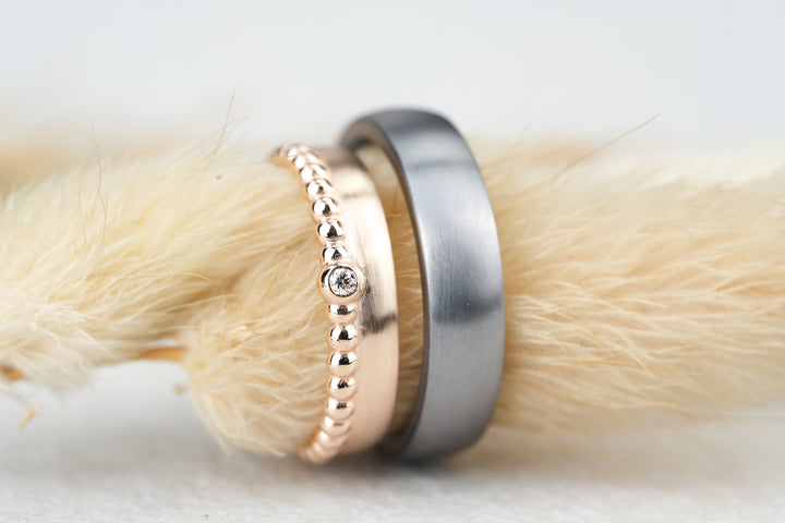 Trauringe Tantal Rosegold matt filigran Perlenring