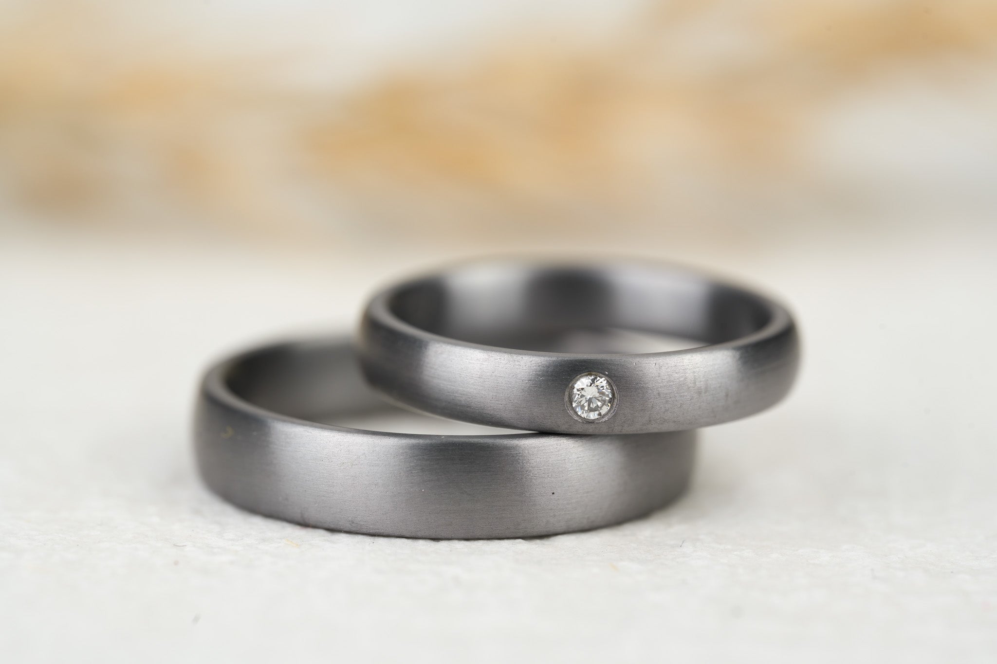 Trauringe Tantal schwarz mit Diamant Damenring