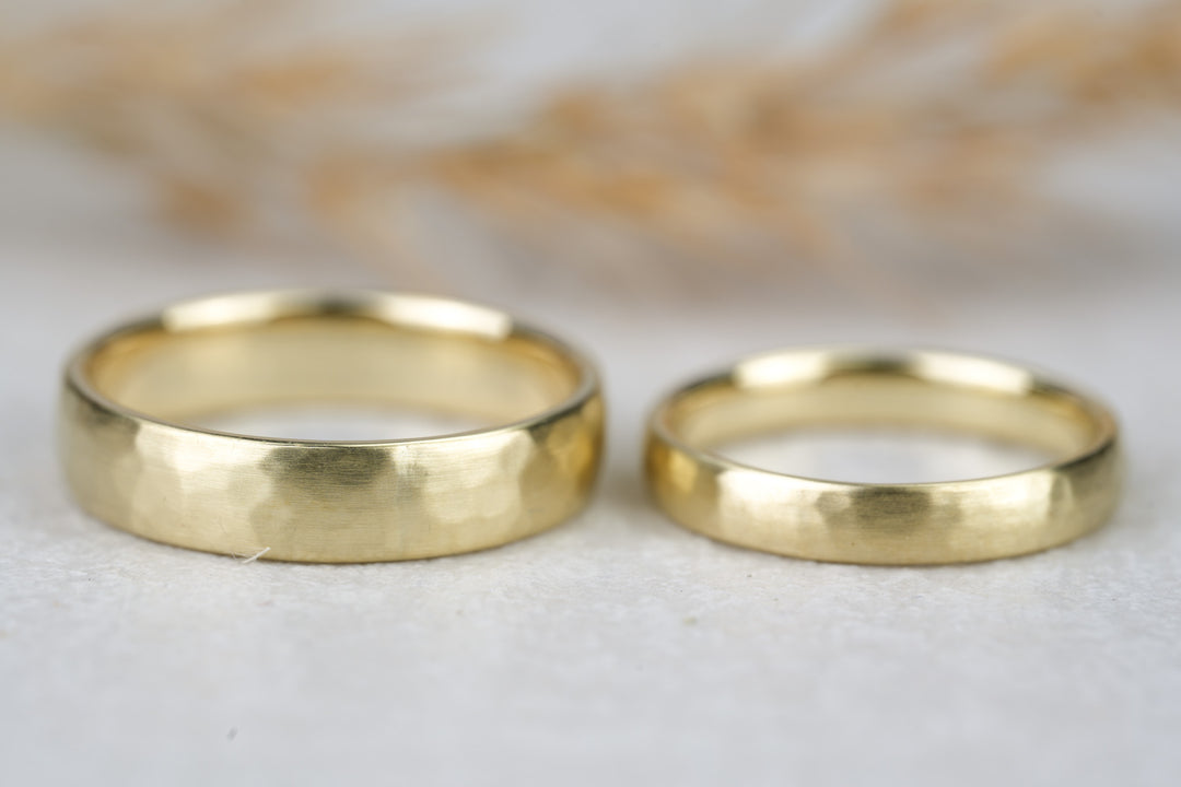 Trauringe gelbgold einzigartig edel gehaemmert Struktur