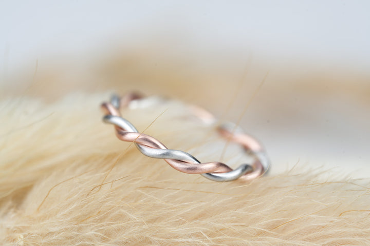 Verlobungsring ausgefallen als Kordelring in Platin Rosegold