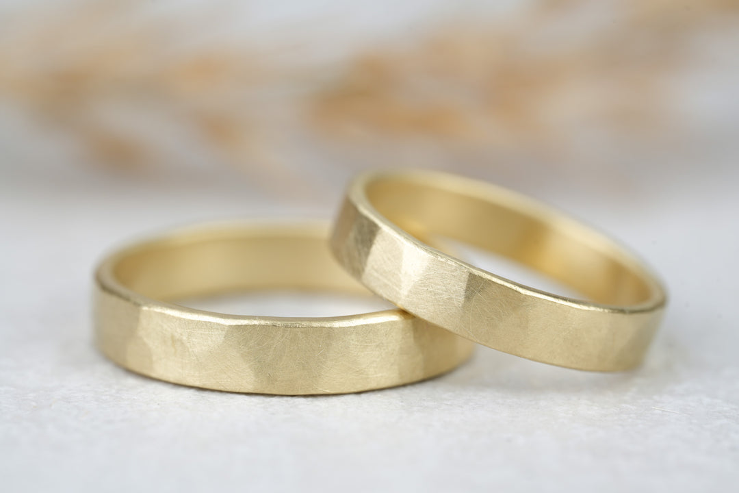 ausgefallene Eheringe gehaemmert matt in Gold 585