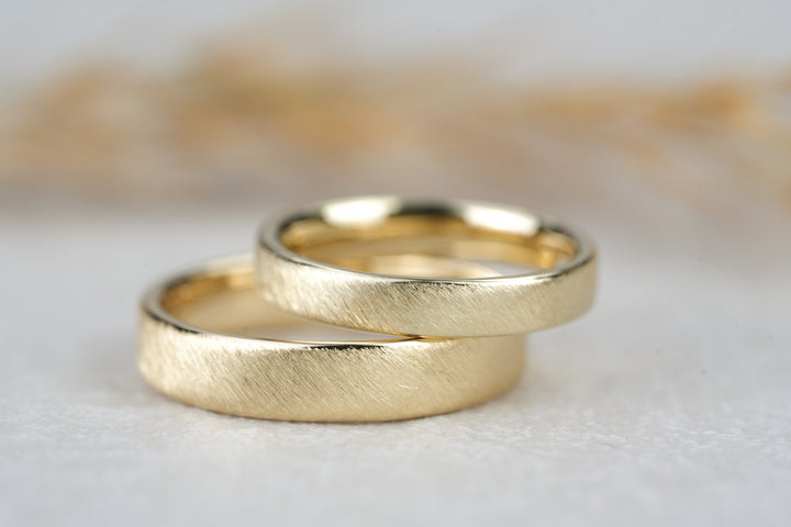 Unsere Trauringe aus Gelbgold und Diamanten strahlen eine zeitlose Eleganz aus. Wenn Sie auf der Suche nach traumhaften Trauringen sind, besuchen Sie unsere Goldschmiede im Saarland, um die Kollektion zu erkunden.