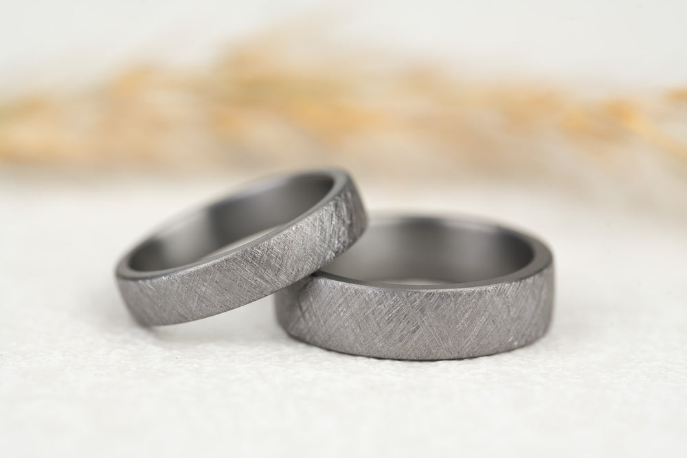 besondere Eheringe aus Tantal mit Eismatter Oberfläche Kreuzmatt