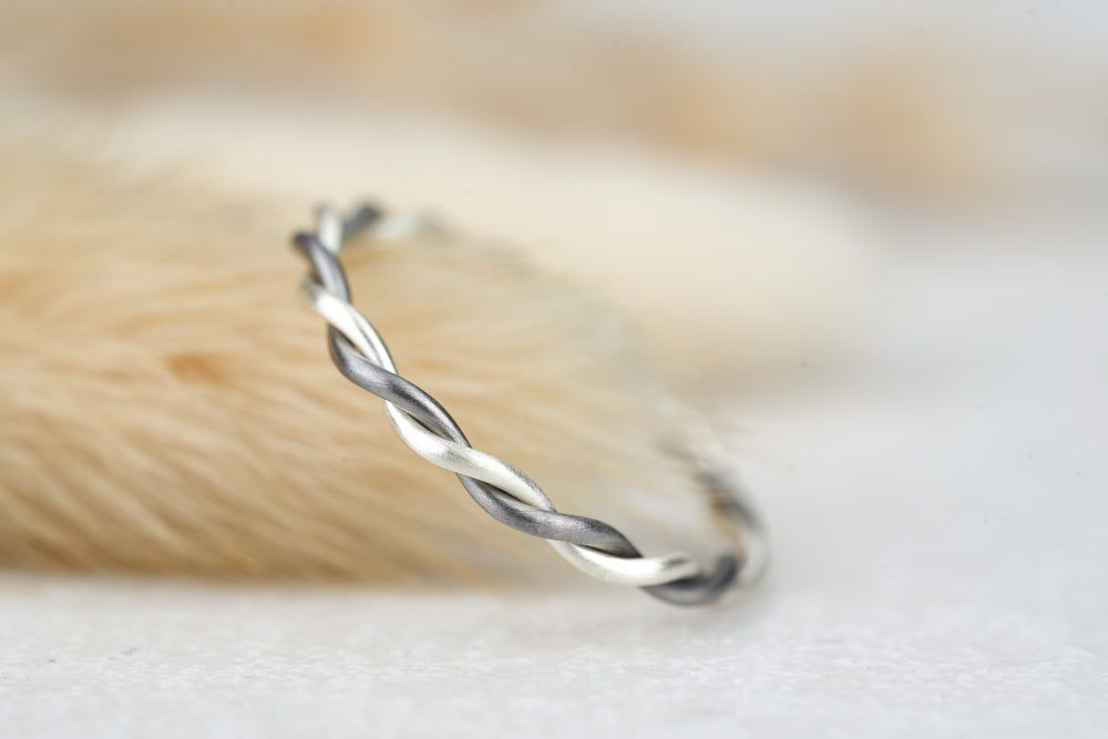 besonderer Kordelring aus Tantal mit Silber