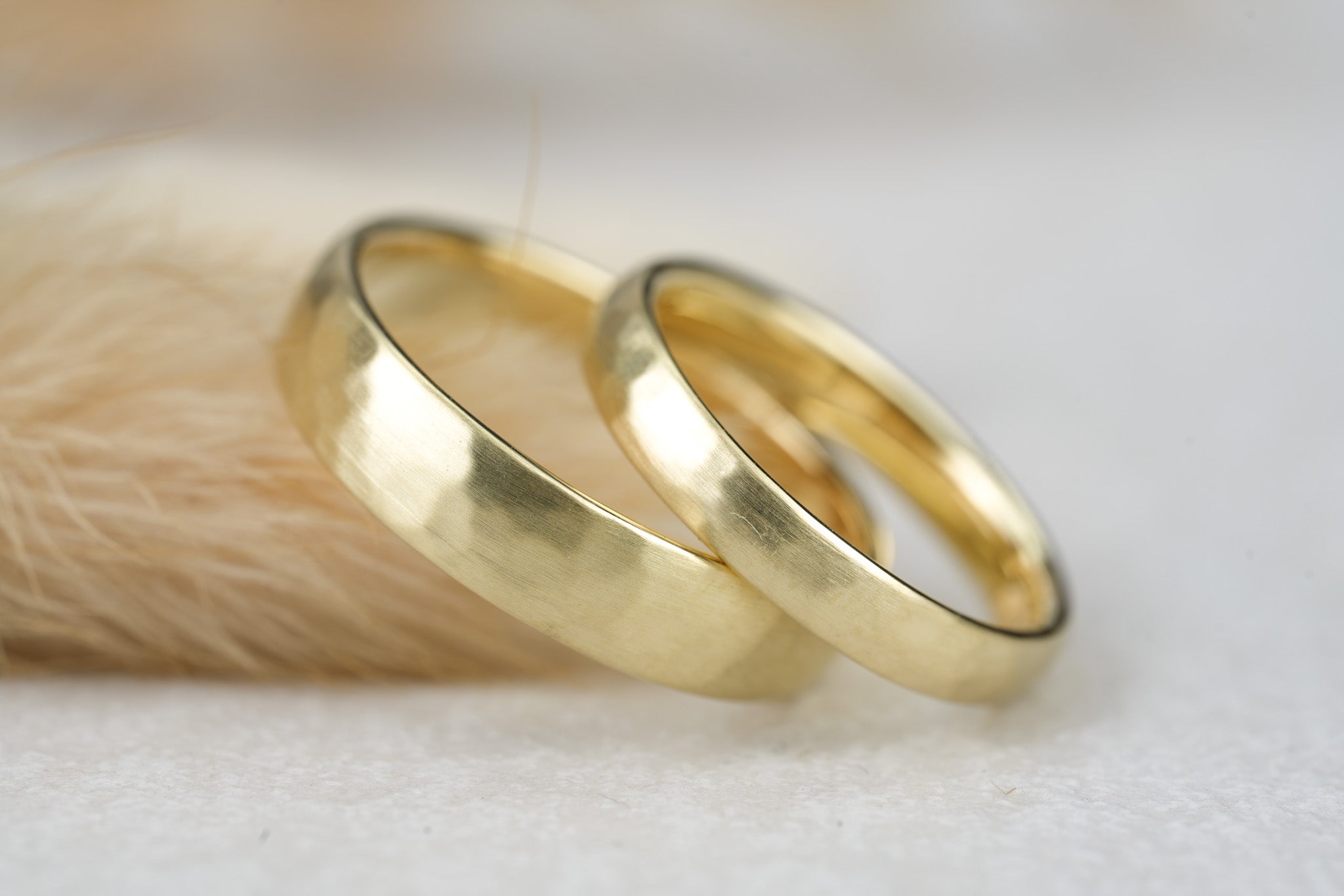 filigrane Eheringe Partnerringe in Gold gefertigt mit Hammerschlag