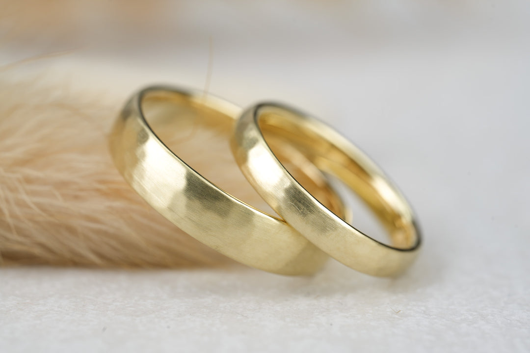 filigrane Eheringe Partnerringe in Gold gefertigt mit Hammerschlag