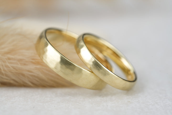 filigrane Eheringe Partnerringe in Gold gefertigt mit Hammerschlag