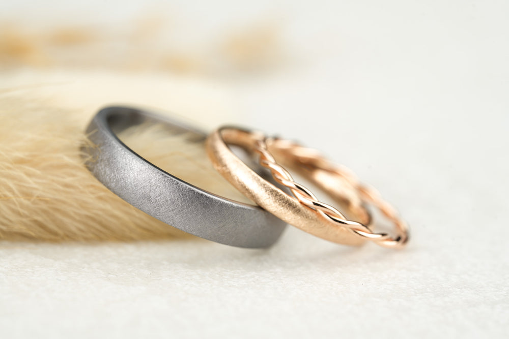 filigrane Eheringe Tantal Rosegold matt elegant Vorsteckring