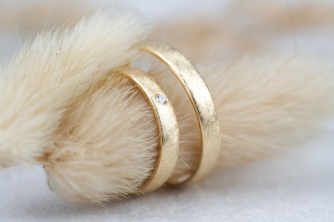 filigrane Trauringe 585 mit Diamant matt oval