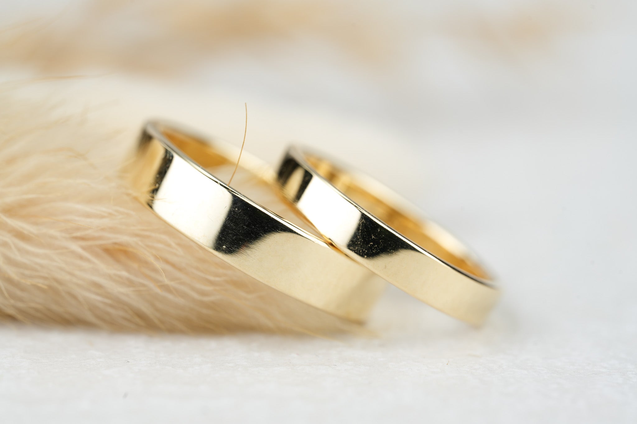 glatte Trauringe in Gold mit polierter Oberflaeche glaenzend